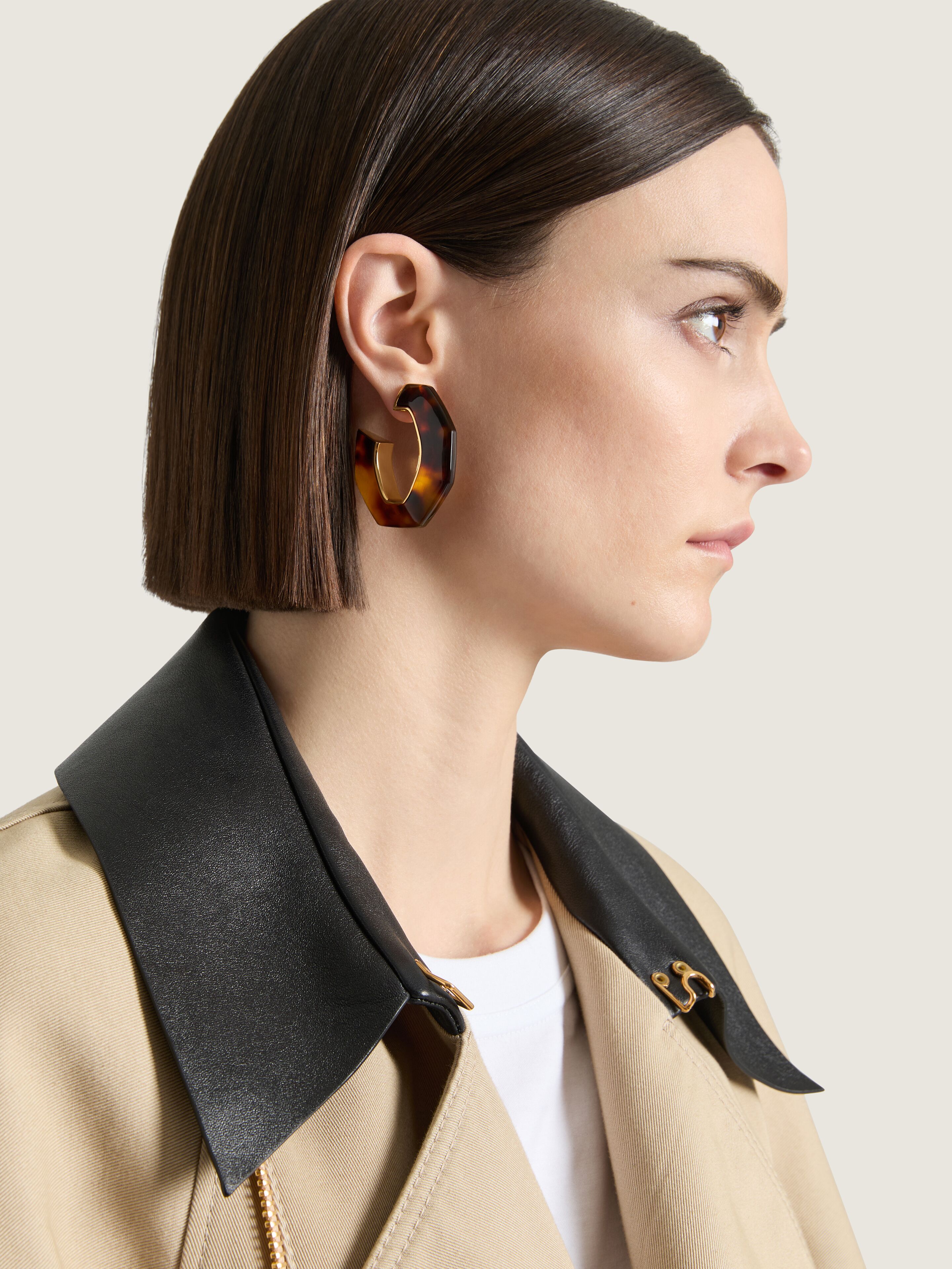 Chain earrings in metal and resin